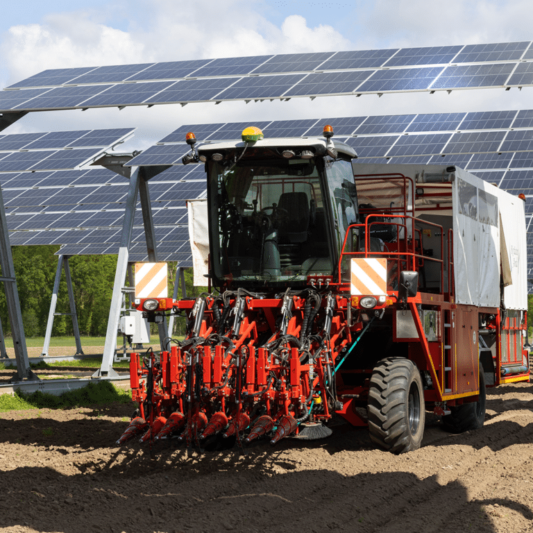 AgroSolar Top Agri-PV Anlage mit Traktor darunter